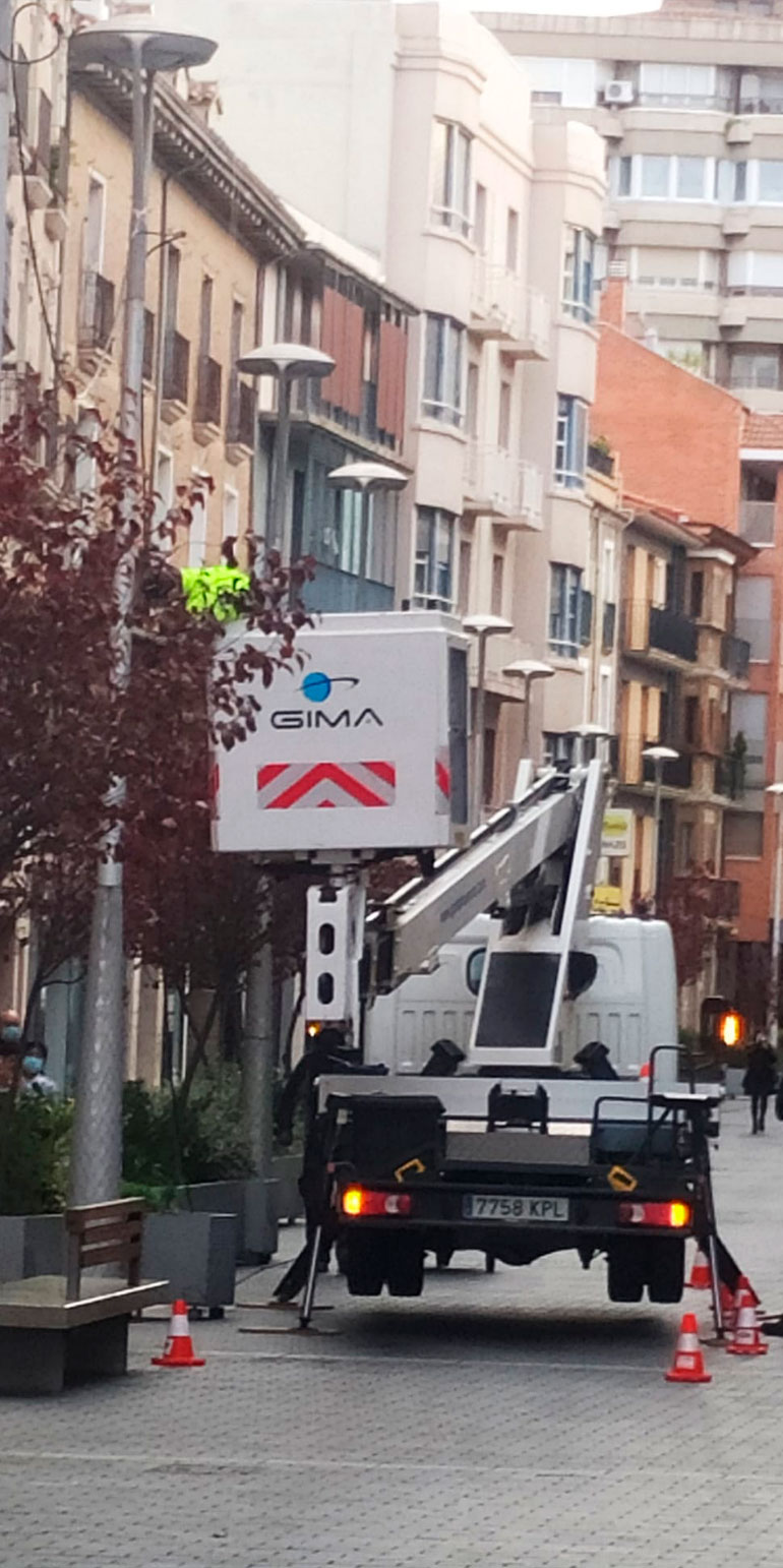 Colocación de las Luces de Navidad en la calle Gaztambide-Carrera de Tudela