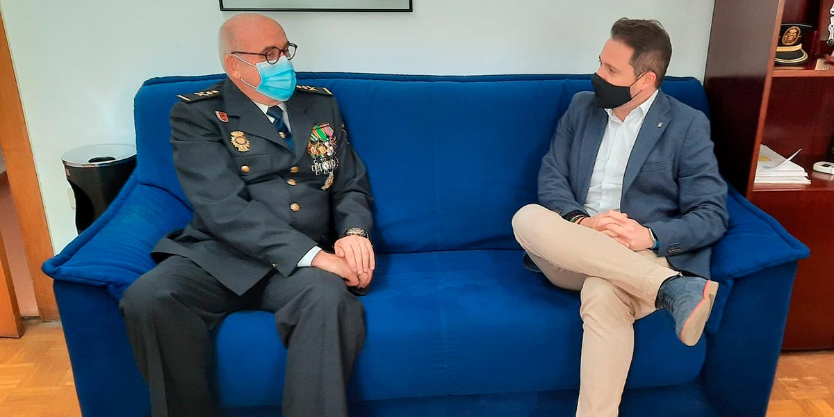 Primer contacto del alcalde con el nuevo jefe superior de la Policía Nacional de Navarra 1