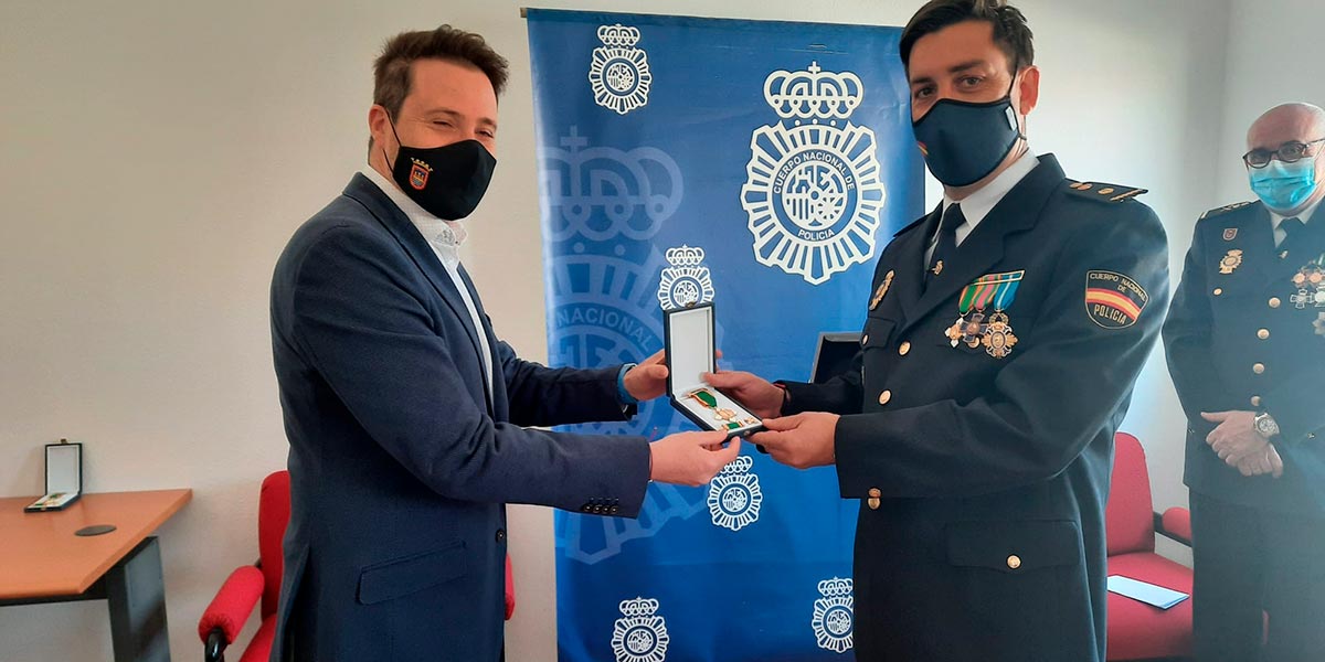 Primer contacto del alcalde con el nuevo jefe superior de la Policía Nacional de Navarra 4