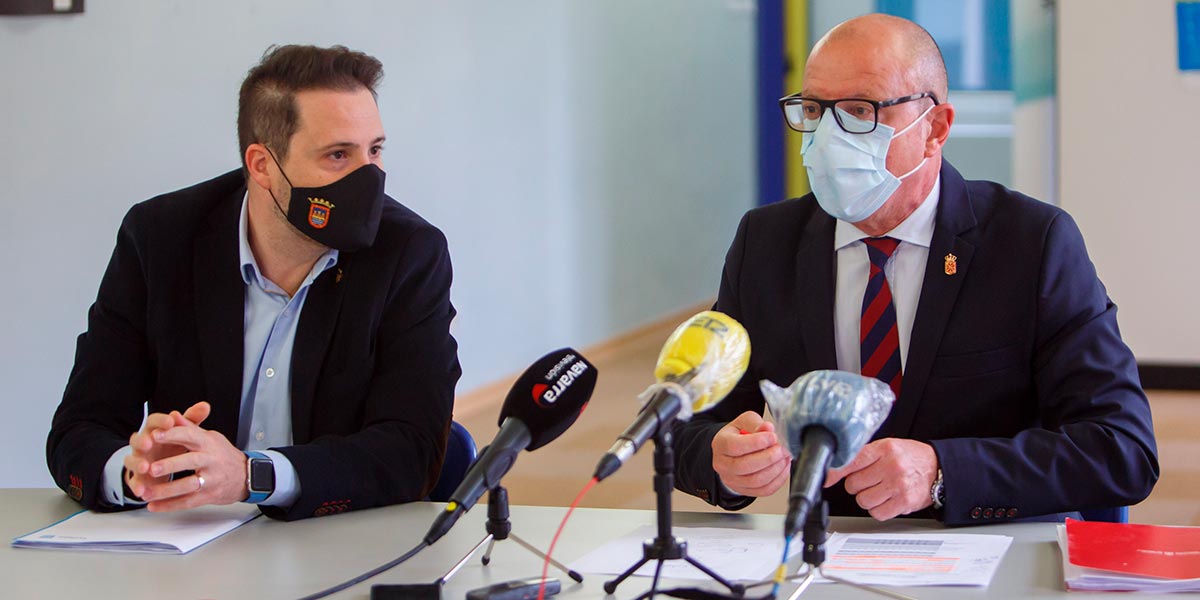 Imagen de la rueda de prensa ofrecida por el consejero Gimeno y el alcalde Toquero en el centro escolar