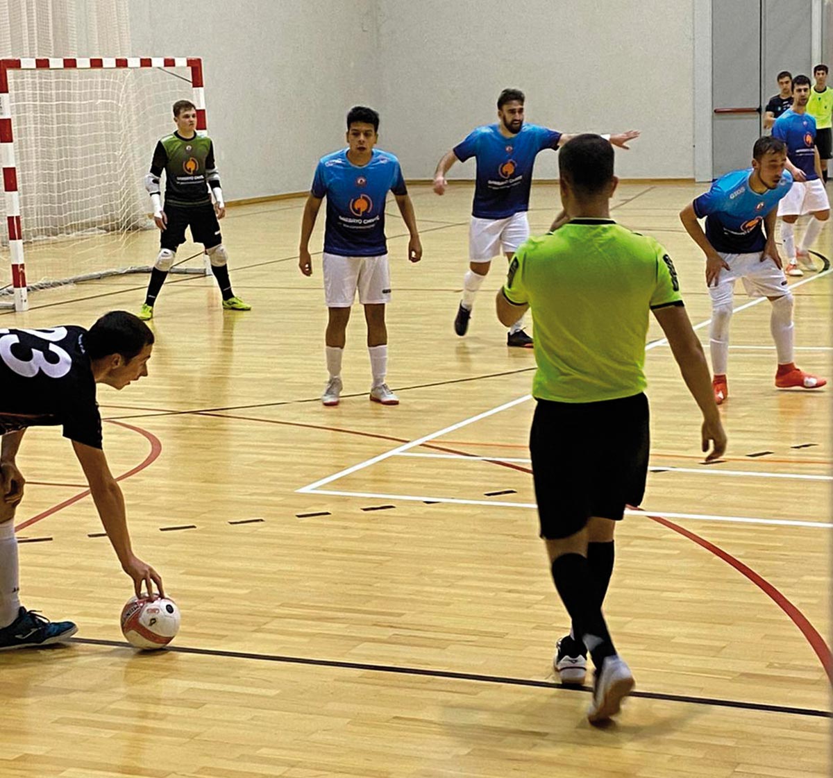 Saque de banda de un jugador del CD Olite FS