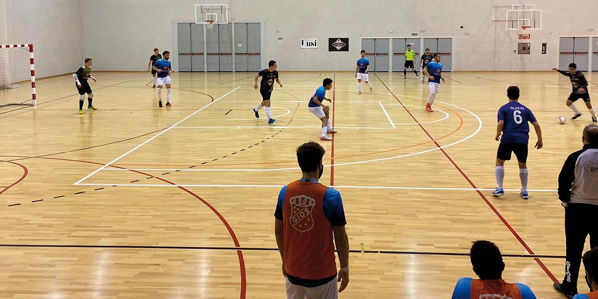 Ataque de un jugador del CD Olite FS frente a los cirboneros del GCH Garbayo Chivite Cintruénigo FS