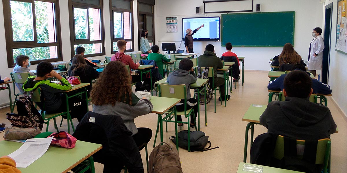 Una sección de 2ª ESO del IES Valle del Ebro con el ponente José Antonio Aragón 2