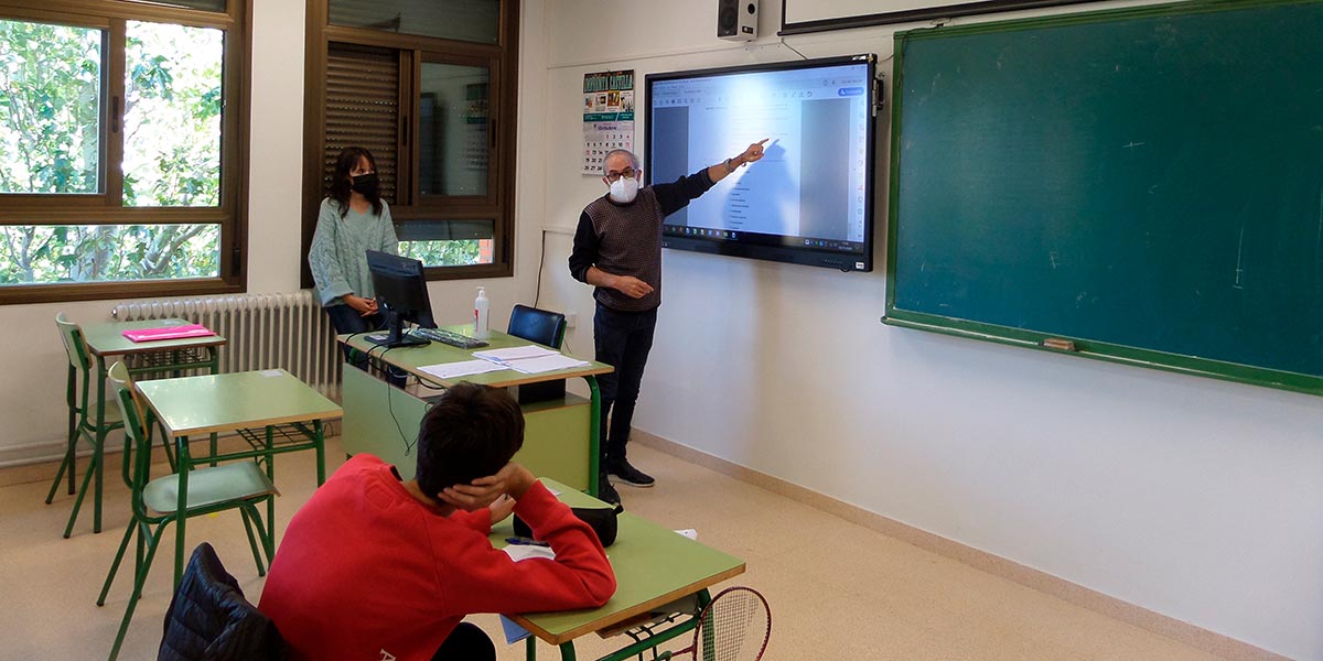 Una sección de 2ª ESO del IES Valle del Ebro con el ponente José Antonio Aragón 1