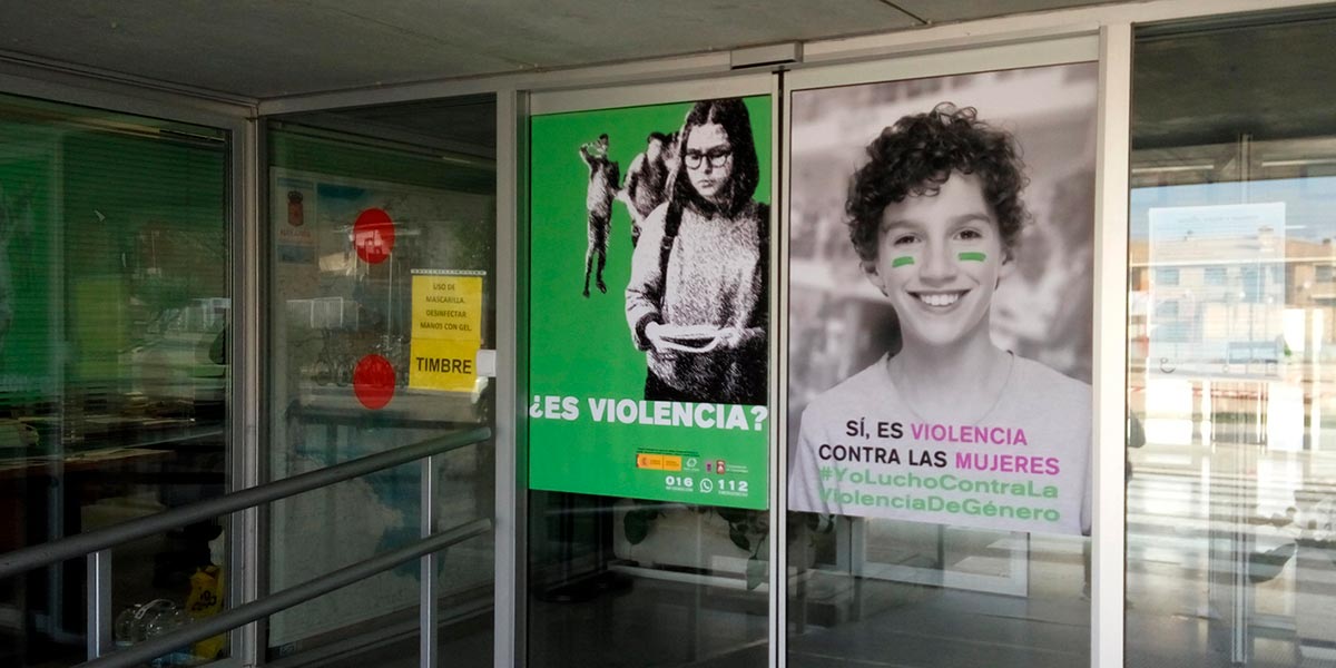 Cartel en la puerta de acceso al IESO La Paz