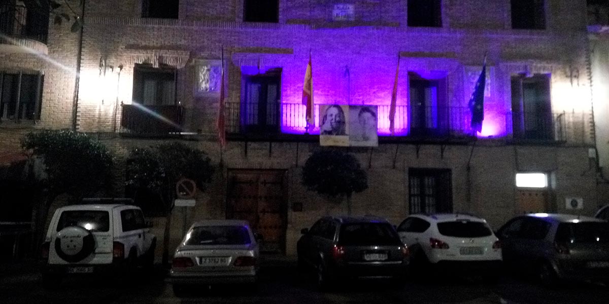 Facahada del Ayuntamiento de Cintruenigo iluminada de violeta 1