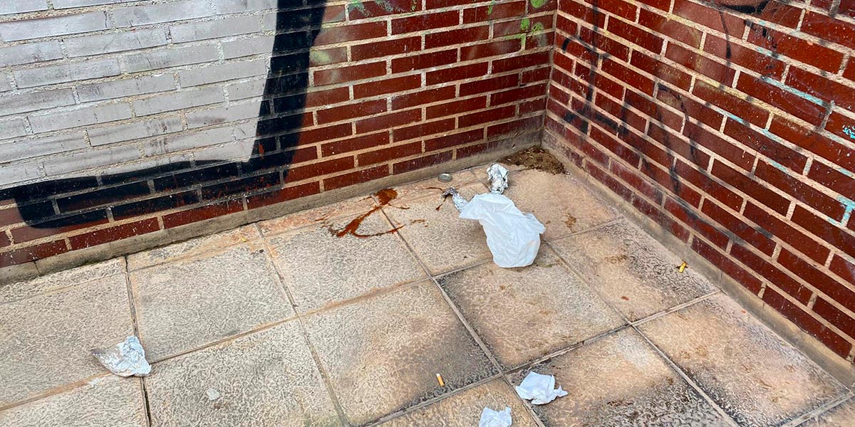 Bolsas de plástico y basura en el suelo