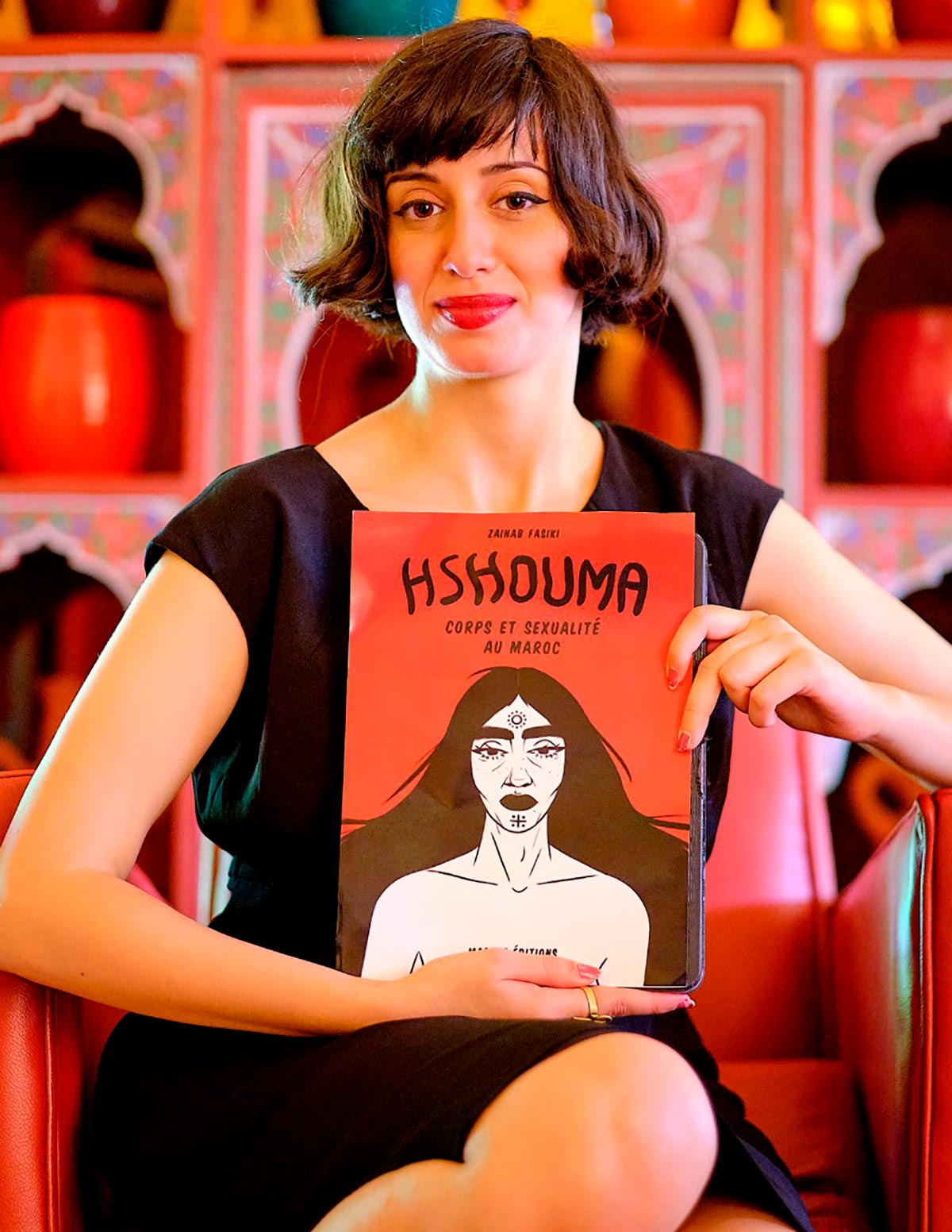 Zainab Fasiki con su famoso cómic Hshouma
