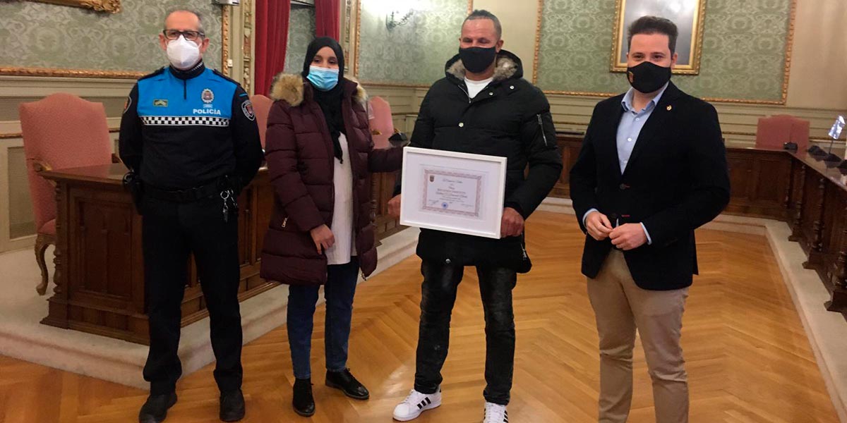 Aldelhak El Haimoundi Mbarek que ha estado acompañado en el acto por su esposa Samira Ankour