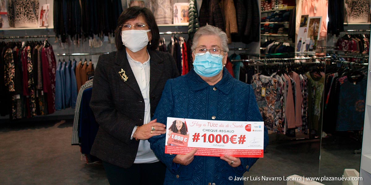 Pilar Huguet, responsable de Confecciones Amaya, junto a la agraciada Ana Carmen Íñigo Lacarra