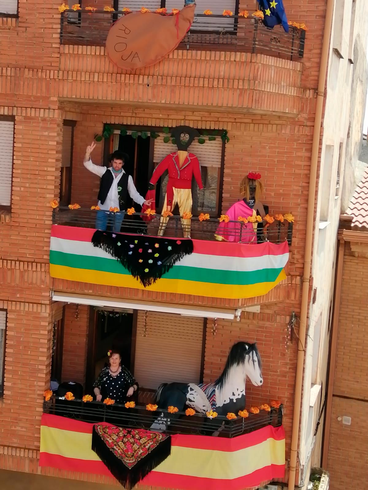 Balcones decorados para la Feria de ganado equino