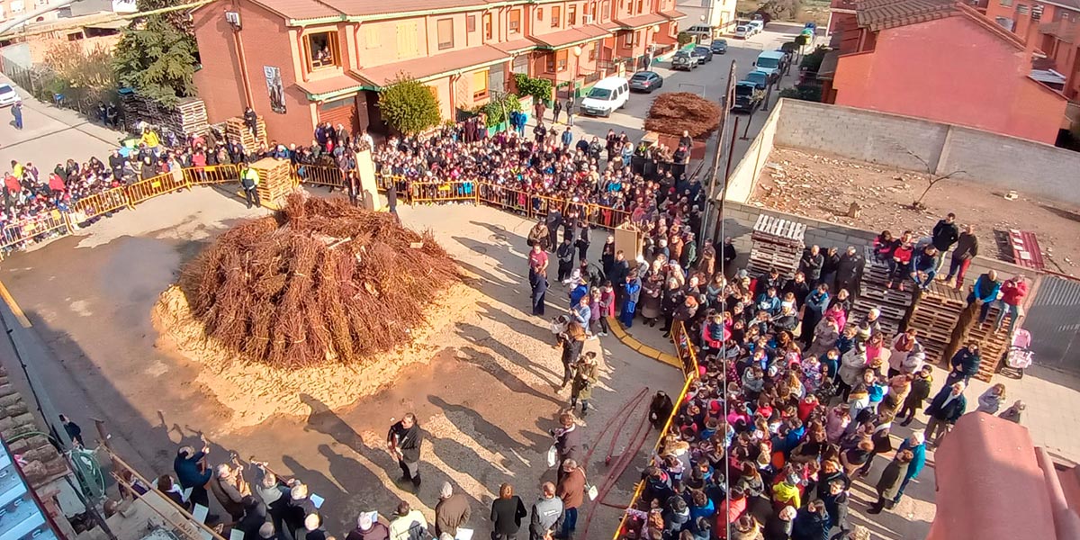 Encendido de la hoguera de San Antón del año pasado (fue la única fiesta que se pudo celebrar del calendario festivo rinconero)
