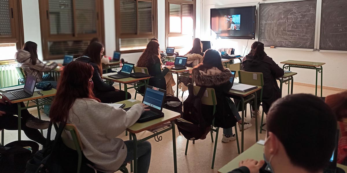 El alumnado de 4º de la ESO del IES Valle del Ebro pudo disfrutar de un encuentro con el popular escritor Eloy Moreno 1