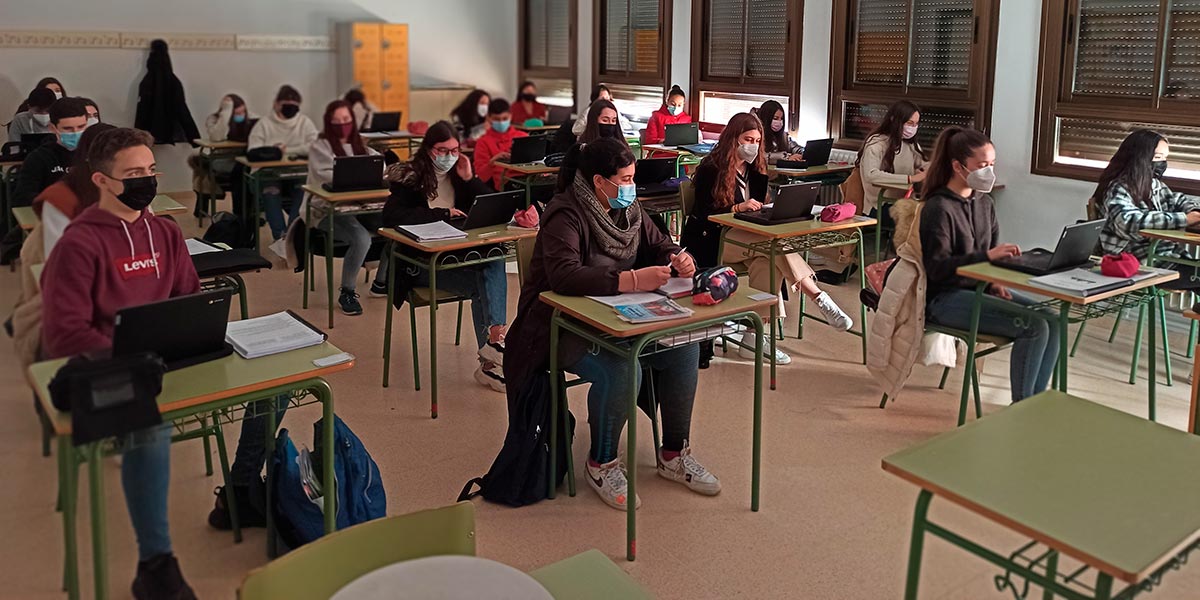 El alumnado de 4º de la ESO del IES Valle del Ebro pudo disfrutar de un encuentro con el popular escritor Eloy Moreno