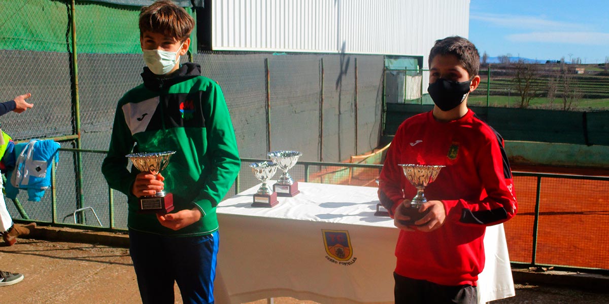 Rodrigo Caño (de verde) e Izan Punzano (de rojo) con sus trofeos