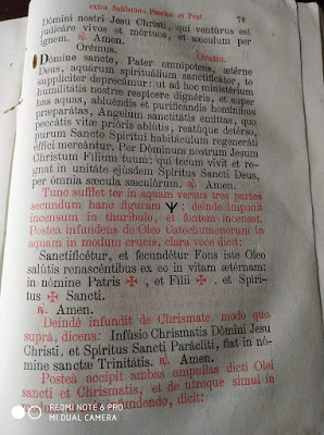 Una de las hojas con la letra indígena en un manual de exorcismos