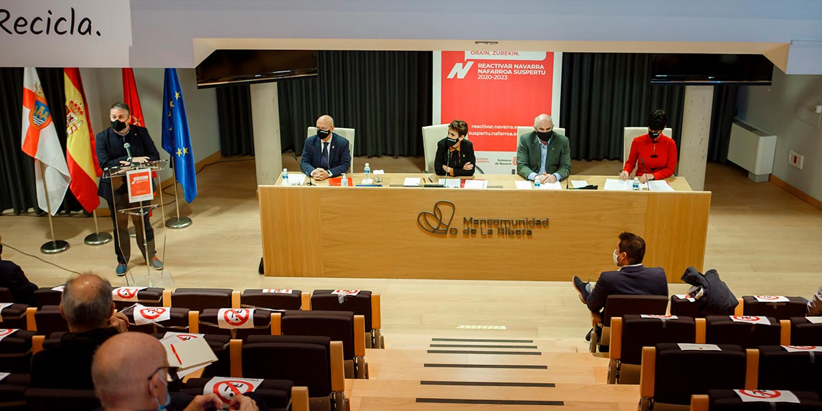 Presentación de iniciativas en la Ribera. En la mesa, de izda a dcha, el consejero Ciriza, la Presidenta Chivite, el vicepresidente Aierdi y la consejera Sai