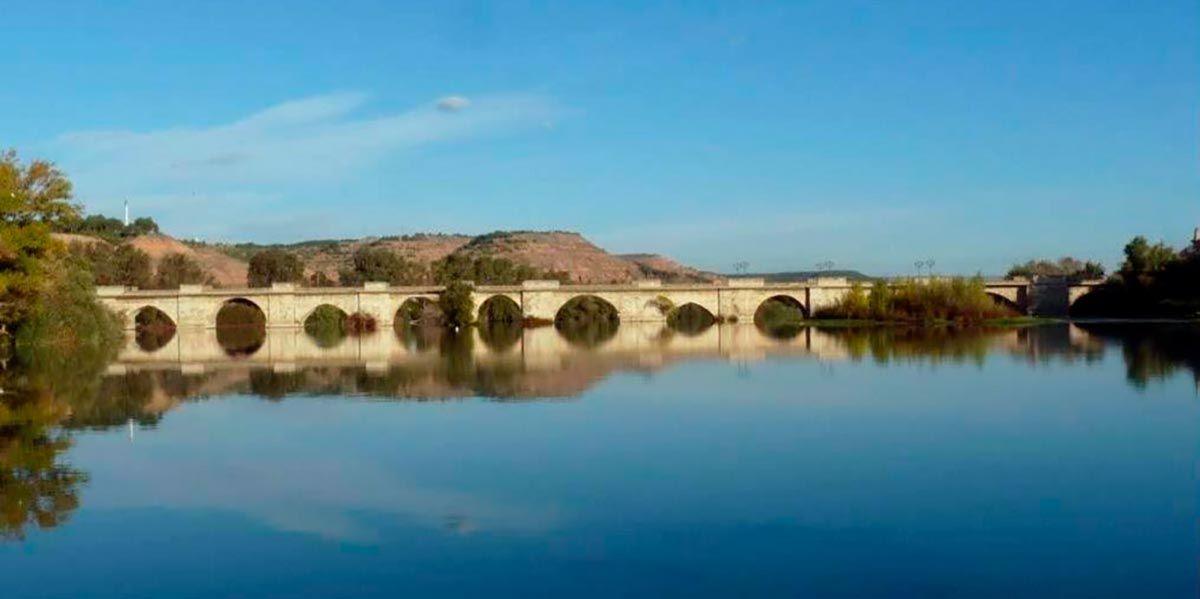 Puente medieval sobre el Río Ebro