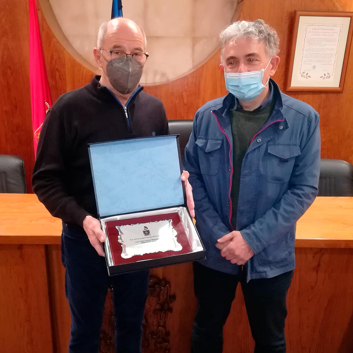 Luis Sancho (Alcalde) y Luis Lucas (Bibliotecario)