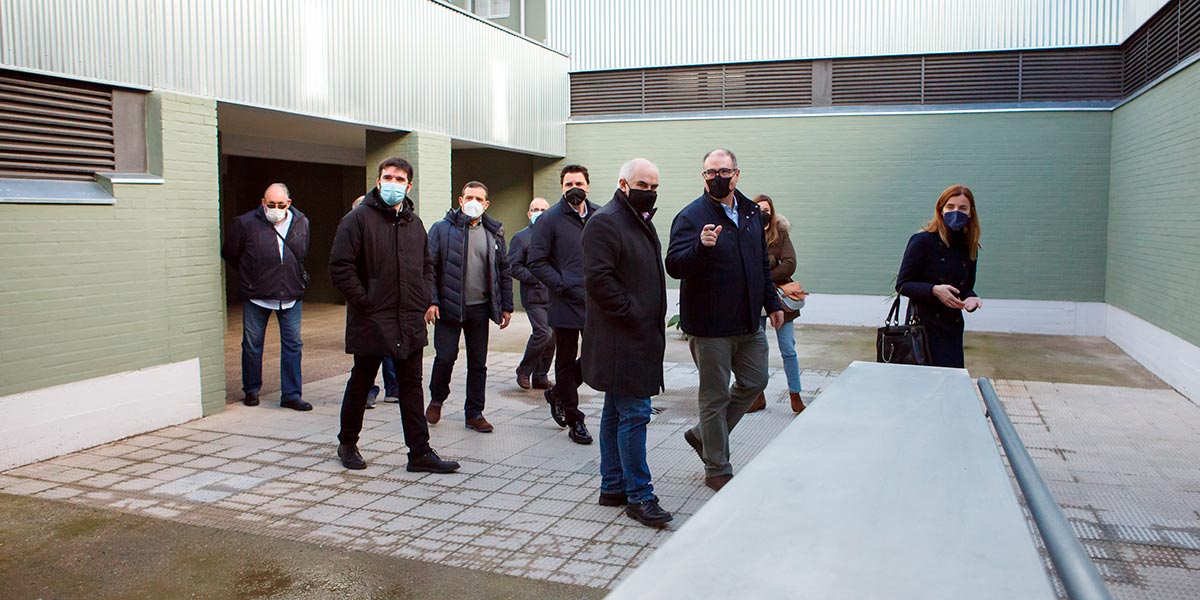 El vicepresidente Aierdi y resto de autoridades en un momento de la visita a las viviendas rehabilitadas en eficiencia energética