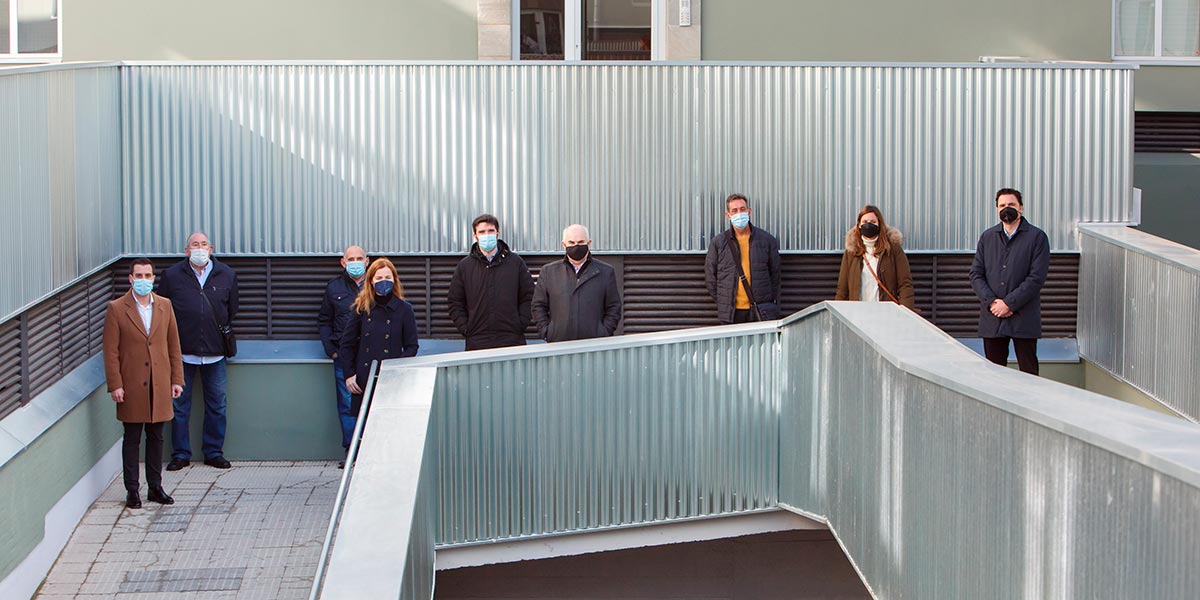 El vicepresidente Aierdi, el director general de Vivienda, Eneko Larrarte, el gerente de Nasuvinsa, Alberto Bayona, el concejal de Urbanismo del Ayuntamiento de Tudela, Zeus Pérez, junto al equipo de arquitectos que ha participado en el proyecto