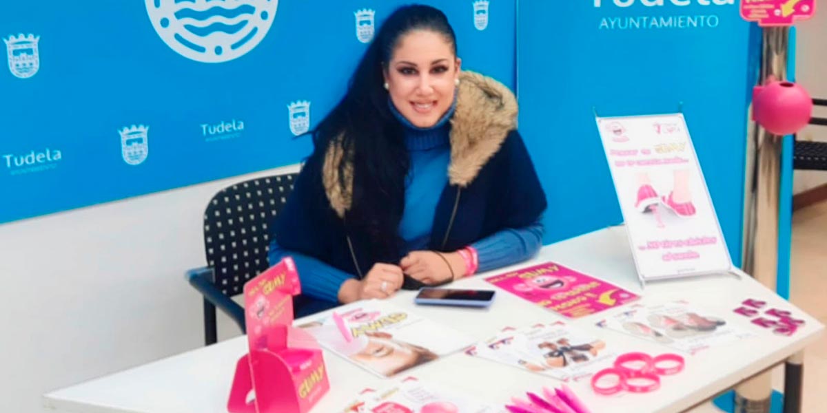 La edil Verónica Gormedino en la presentación de las papeleras para chicles