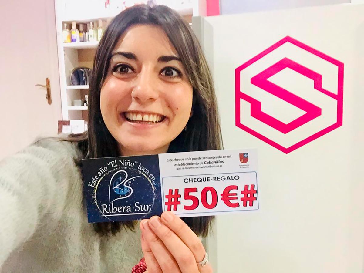 Marina Revilla, propietaria de Sircana Complementos, mostrando el cheque que han canjeado en su tienda de Cabanillas