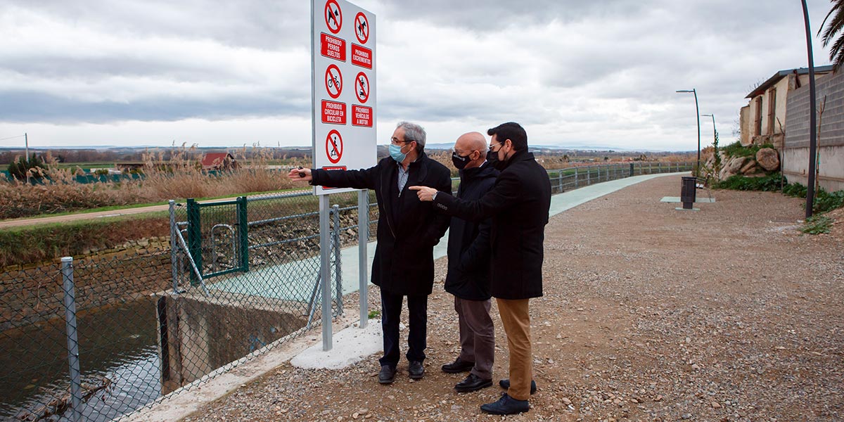 El alcalde de Cabanillas, el consejero Ciriza y el director general de Administración Local durante la visita al nuevo paseo peatonal