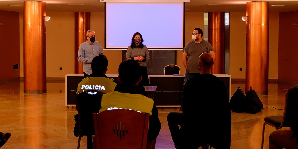 Sesiones de formación para explicar el uso de los desfibriladores