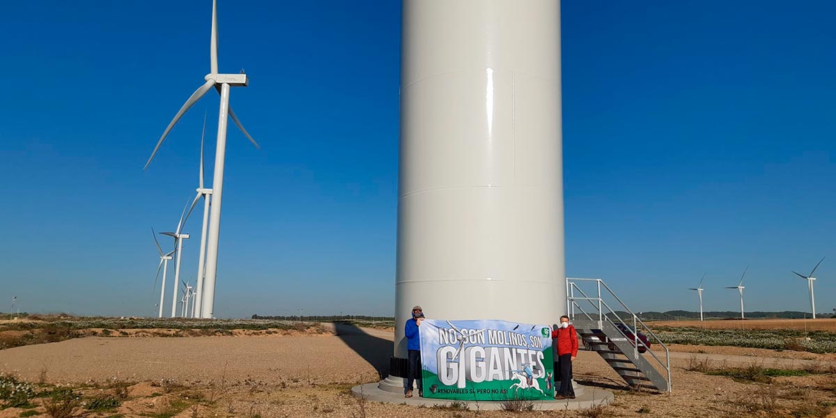 Miembros de Ecologistas en Acción en el parque eólico de CAVAR 1