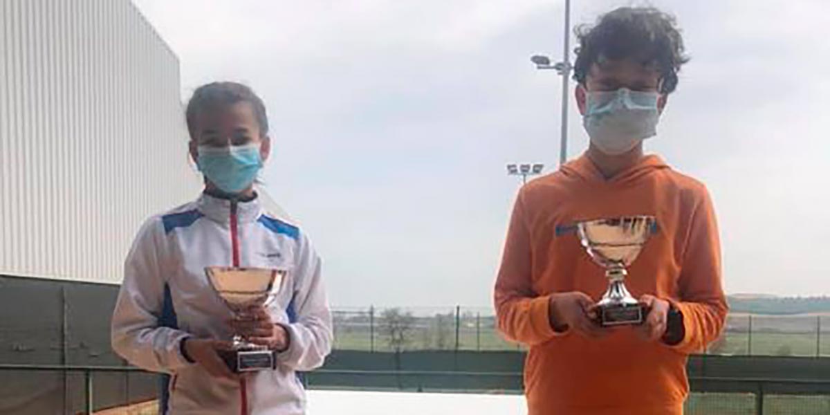 María Trujillo y Adrián García con sus Trofeos de Campeona y Sub Campeón, respectivamente, de la Copa Federaciones