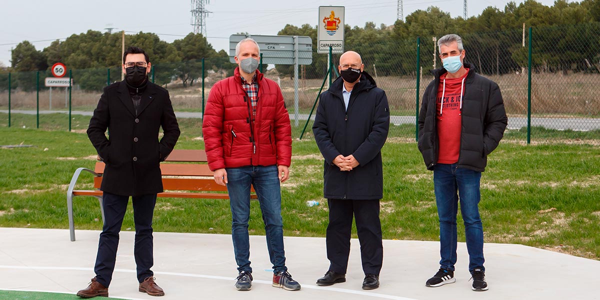El director general de Administración Local y Despoblación, Jesús María Rodríguez, el alcalde de Caparroso, Carlos Alcuaz, el consejero Ciriza y el concejal, Marcos Guemberena, en la nueva zona verde