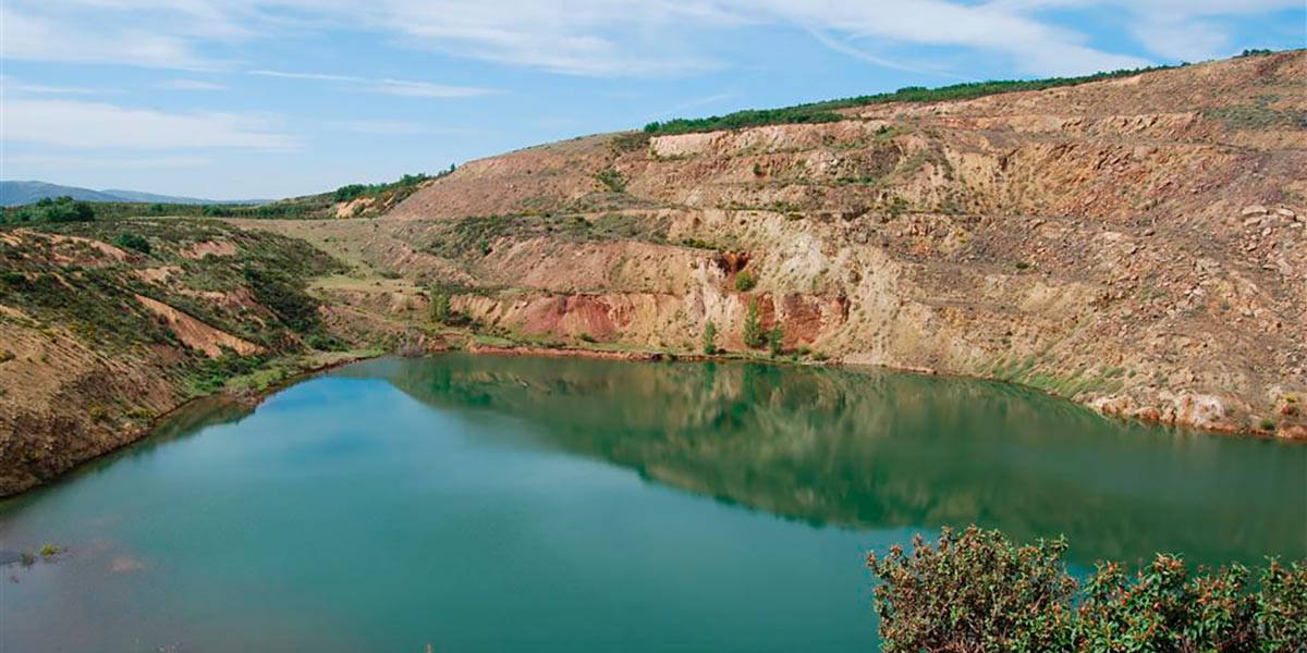 Sector Sur de la corta principal; en el centro de la imagen se observan restos de los niveles mineralizados en Borobia