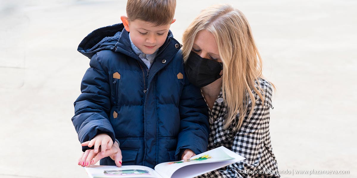 Ainhoa Lizuain con su hijo Hugo