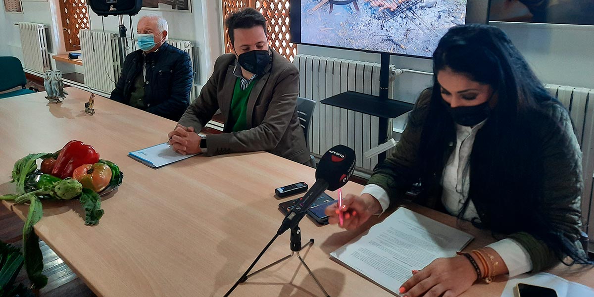 César Ridruejo, el alcalde Alejandro Toquero y Verónica Gormedino, edil de Medio Ambiente del Ayuntamiento de Tudela