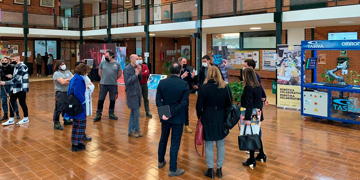 Imagen de la visita de la directora gerente de Empleo y del director general de Formación Profesional al aula