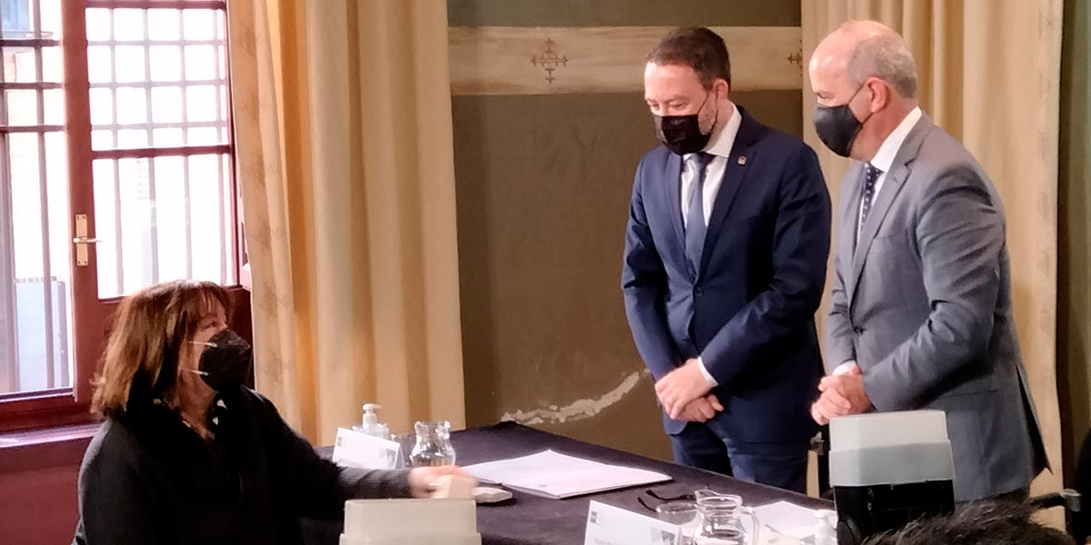 Alicia Giménez (hija de Ramiro Giménez) recibiendo las insignias las universidades por parte de Ramón Gonzalo y de Ricardo Mairal