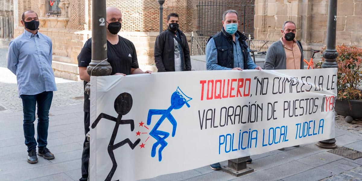 Los delegados sindicales de Policía Local mostraron su disconformidad portando esta pancarta en la puerta del Ayuntamiento de Tudela antes del pleno de la tarde del 29 de marzo 1