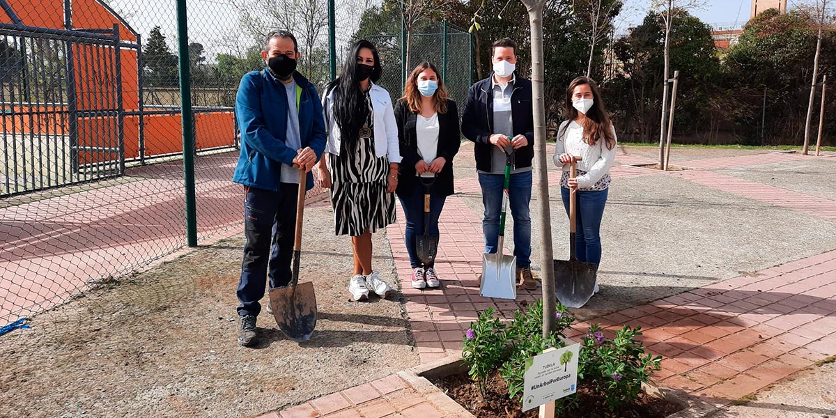El Ayuntamiento de Tudela se adhiere a la iniciativa juvenil europea #UnÁrbolporEuropa y planta un ejemplar de tilo en Camino Caritat