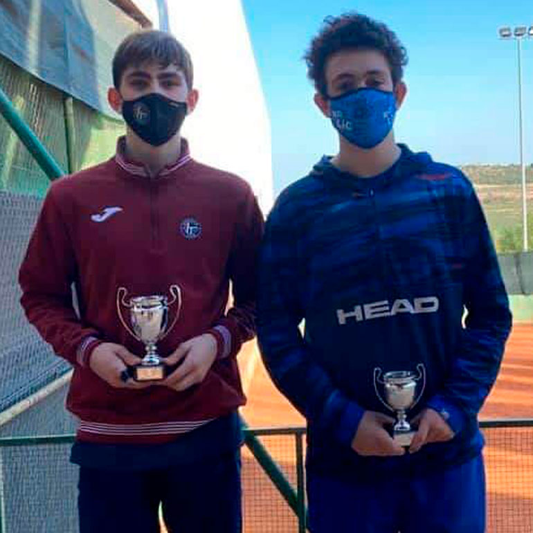 Los tenistas riberos galardonados, con sus copas y sus rivales en las finales2