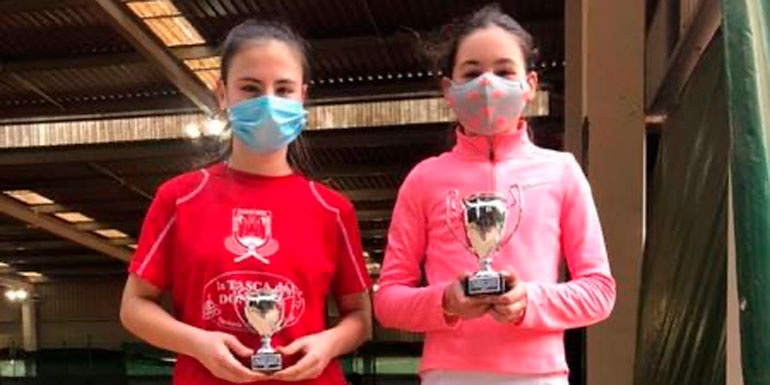 Los tenistas riberos galardonados, con sus copas y sus rivales en las finales1