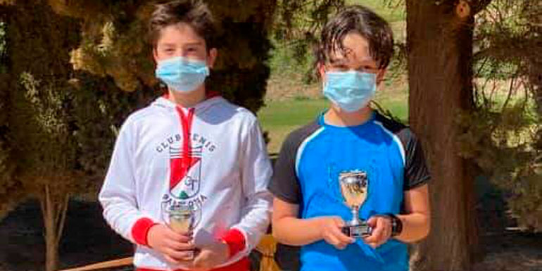Los tenistas riberos galardonados, con sus copas y sus rivales en las finales5