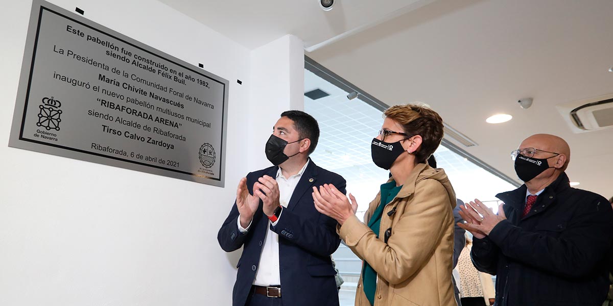 La Presidenta Chivite, el alcalde de Ribaforada, y el consejero Ciriza observan la placa certificativa del nuevo pabellón