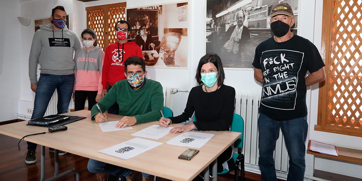 Los representantes de la asociación Recicleta Ribera, Enrique Gómez, Aroa Gómez, Antonio Peña y Juanjo Martínez, con el presidente de la asociación, Abel del Rey, y la directora general de Transportes, Berta Miranda