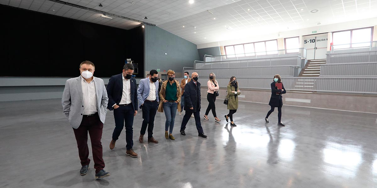La Presidenta de Navarra y autoridades en la pista del pabellón reformado