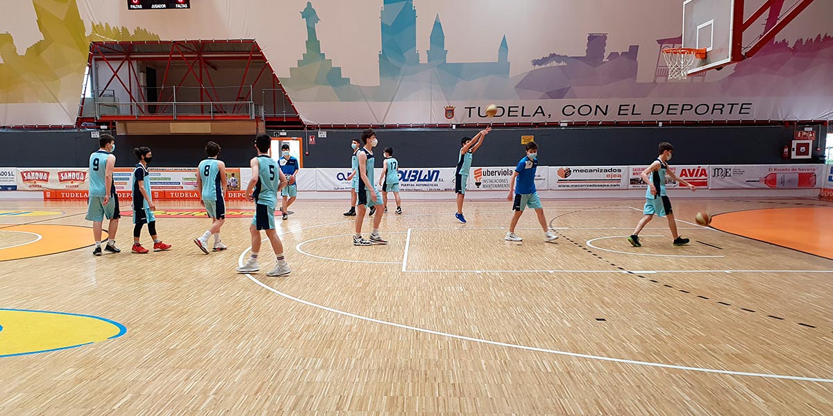 Calentamiento del Cadete masculino del Arenas en el derbi tudelano frente al Ruizca Metales IES Valle del Ebro