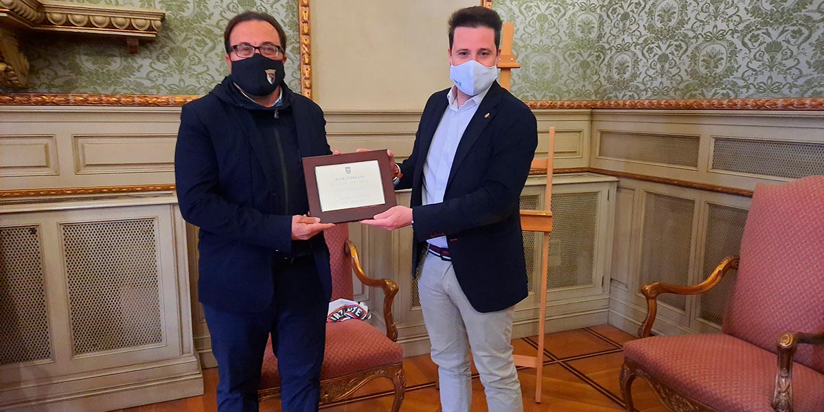 El alcalde Alejandro Toquero hizo entrega de una placa al presidente del club, Jesús Miranda, que a su vez le regaló una camiseta del equipo