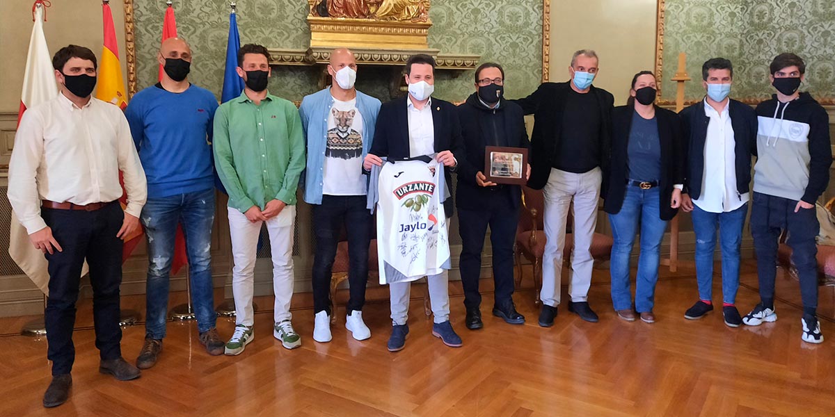 El Ayuntamiento de Tudela recibió al CD Tudelano para mostrarle el apoyo de la ciudad y agradecerle su gran temporada