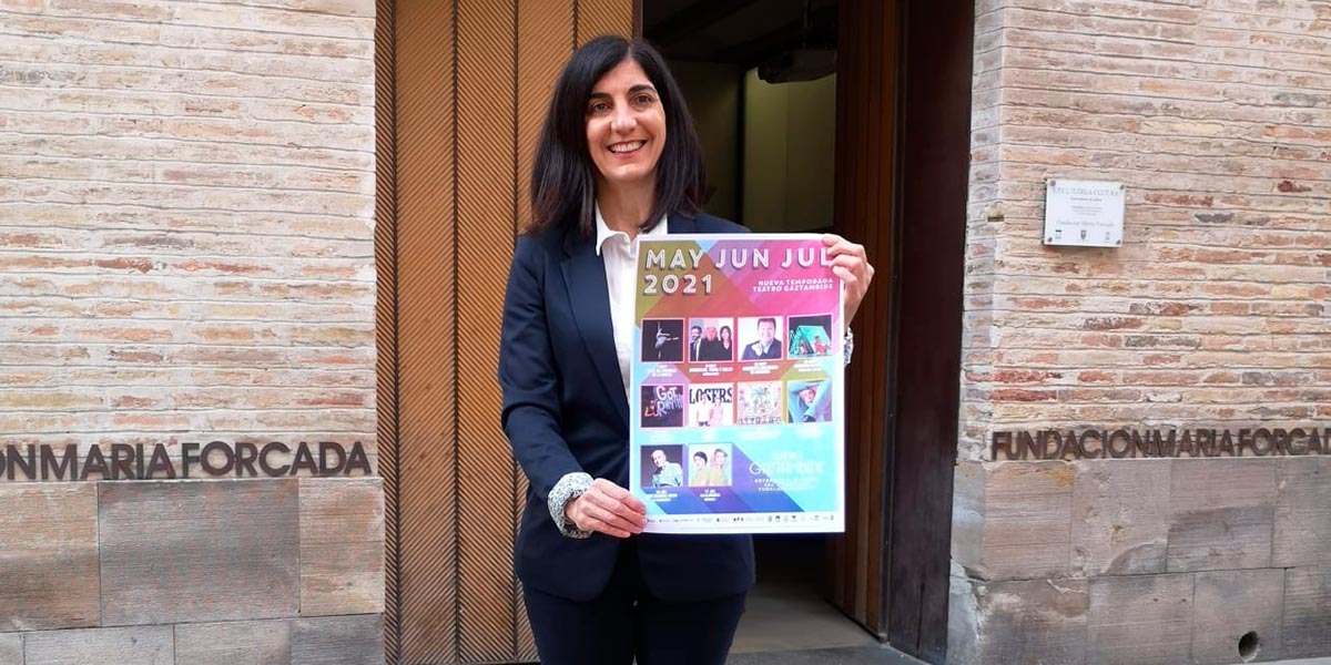 La Presidenta de la E.P.E.L. Tudela-Cultura y Concejal de Cultura, Merche Añón, con el cartel de la segunda temporada del Teatro Gaztambide de Tudela para 2021