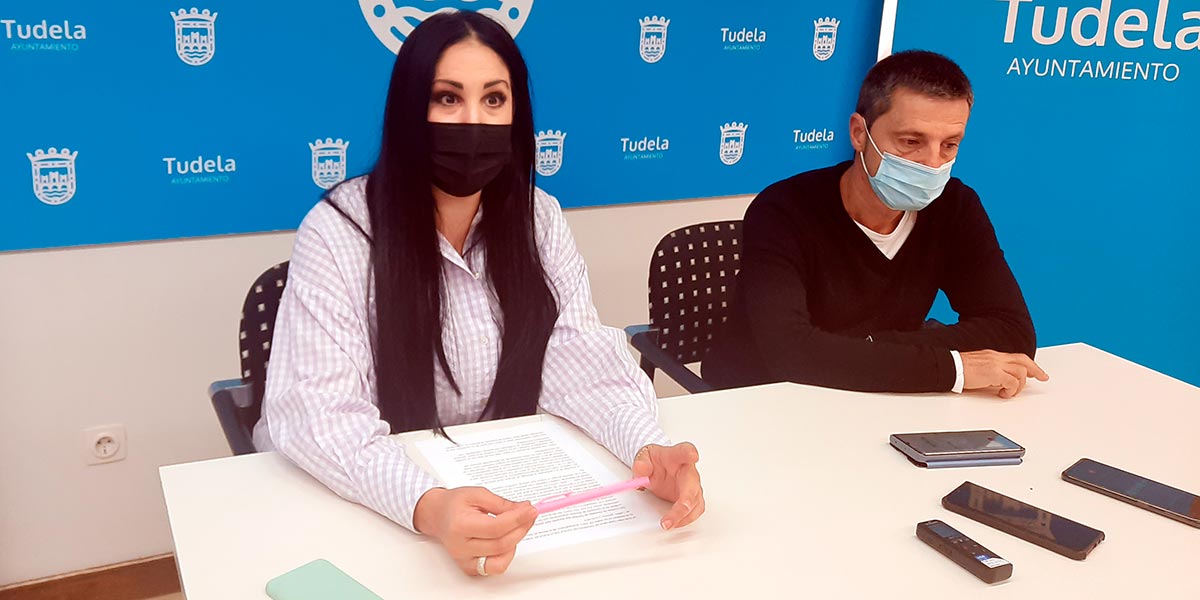 La edil de Festejos, Verónica Gormedino, y el presidente de la Comparsa, Iñigo Castellano